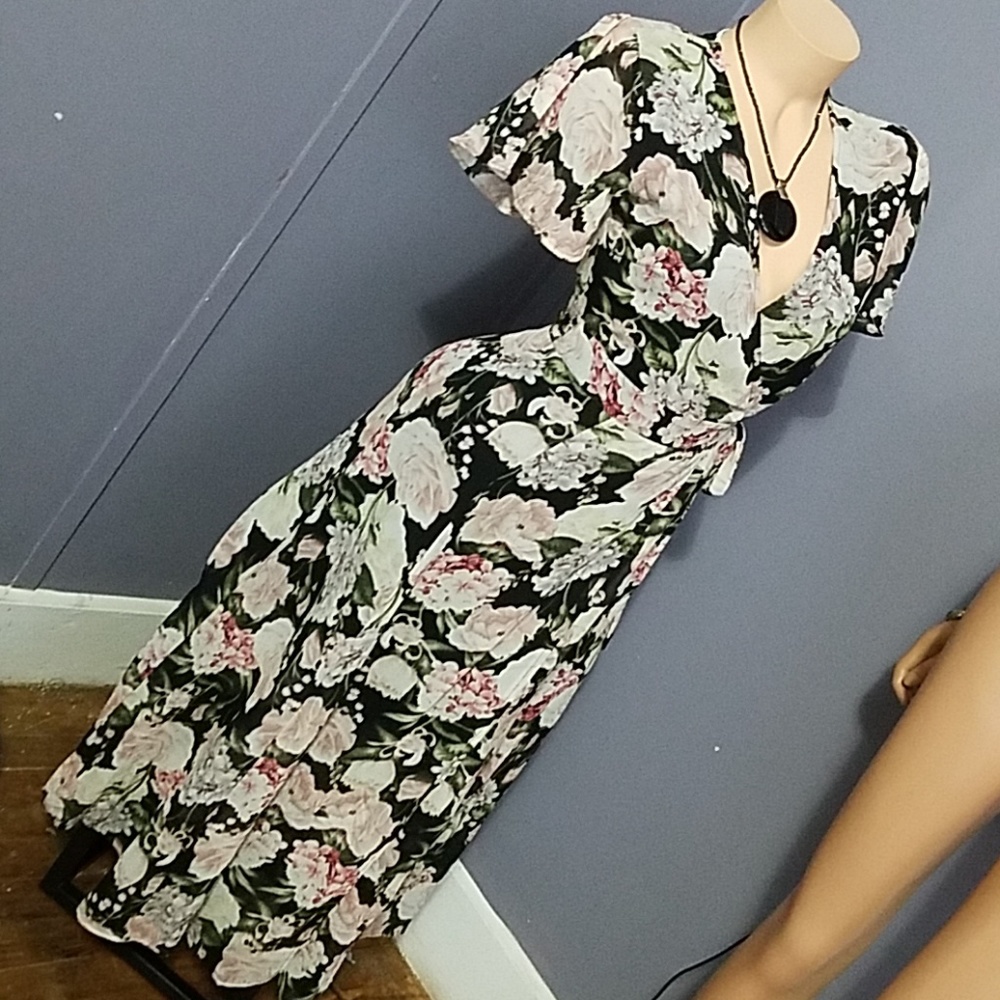 Beautiful a True Floral Wrap Dress - Picture 3 of 8